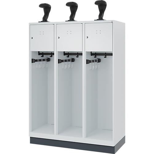 Feuerwehrspind C+P Evolo Youngster, 3 Abteile, mit Helmhalter, mit Sockel, B 1200 x T 500 x H 1630 mm, RAL 7035 Lichtgrau/RAL 7016 Anthrazitgrau