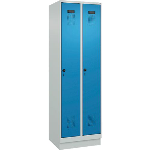 Kleiderspind C+P Evolo Plus, 2 Abteile, 300 mm Abteilbreite, mit Sockel, Anschlag rechts, Drehriegel, B 600 x T 500 x H 1950 mm, lichtgrau/lichtblau