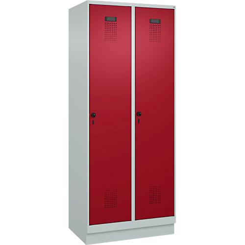 Kleiderspind C+P Evolo Plus, 2 Abteile, 400 mm Abteilbreite, mit Sockel, Anschlag rechts, B 800 x T 500 x H 1950 mm, Drehriegel, lichtgrau/rubinrot