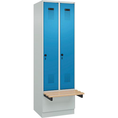 Kleiderspind C+P Evolo Plus, 2 Abteile à 300 mm Breite, Sockel, schwebende Sitzbank, B 600 x T 815 x H 1950 mm, Drehriegel, lichtgrau/lichtblau
