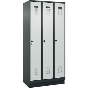 Kleiderspind C+P Evolo Plus, 3 Abteile, 300 mm Abteilbreite, mit Sockel, Anschlag rechts, B 900 x T 500 x H 1950 mm, Drehriegel, anthrazitgrau/lichtgrau