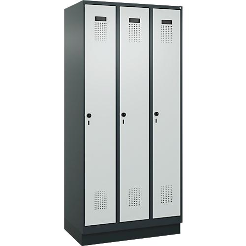 Kleiderspind C+P Evolo Plus, 3 Abteile, 300 mm Abteilbreite, mit Sockel, Anschlag rechts, B 900 x T 500 x H 1950 mm, Drehriegel, anthrazitgrau/lichtgrau
