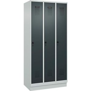 Kleiderspind C+P Evolo Plus, 3 Abteile, 300 mm Abteilbreite, mit Sockel, Anschlag rechts, B 900 x T 500 x H 1950 mm, Drehriegel, lichtgrau/anthrazitgrau