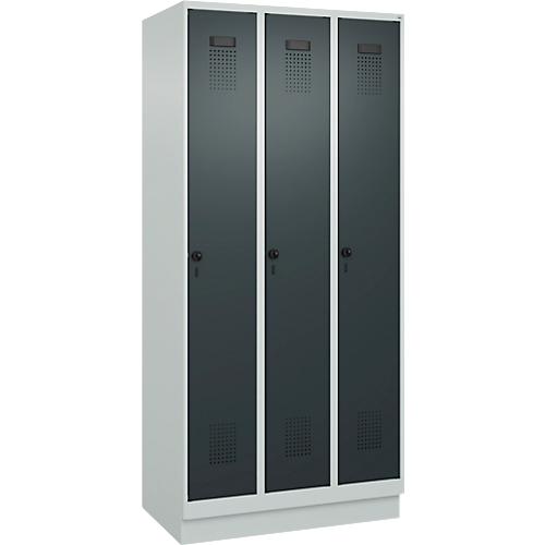 Kleiderspind C+P Evolo Plus, 3 Abteile, 300 mm Abteilbreite, mit Sockel, Anschlag rechts, B 900 x T 500 x H 1950 mm, Drehriegel, lichtgrau/anthrazitgrau