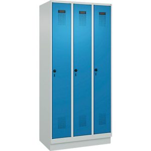 Kleiderspind C+P Evolo Plus, 3 Abteile, 300 mm Abteilbreite, mit Sockel, Anschlag rechts, B 900 x T 500 x H 1950 mm, Drehriegel, lichtgrau/lichtblau