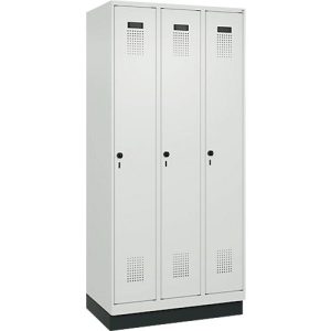 Kleiderspind C+P Evolo Plus, 3 Abteile, 300 mm Abteilbreite, mit Sockel, Anschlag rechts, B 900 x T 500 x H 1950 mm, Drehriegel, lichtgrau/lichtgrau