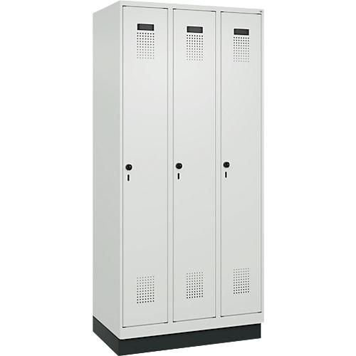 Kleiderspind C+P Evolo Plus, 3 Abteile, 300 mm Abteilbreite, mit Sockel, Anschlag rechts, B 900 x T 500 x H 1950 mm, Drehriegel, lichtgrau/lichtgrau