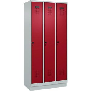 Kleiderspind C+P Evolo Plus, 3 Abteile, 300 mm Abteilbreite, mit Sockel, Anschlag rechts, B 900 x T 500 x H 1950 mm, Drehriegel, lichtgrau/rubinrot
