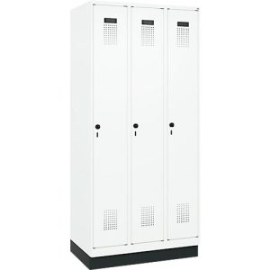 Kleiderspind C+P Evolo Plus, 3 Abteile, 300 mm Abteilbreite, mit Sockel, Anschlag rechts, B 900 x T 500 x H 1950 mm, Drehriegel, verkehrsweiß/verkehrsweiß