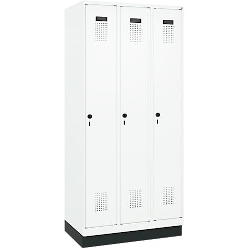 Kleiderspind C+P Evolo Plus, 3 Abteile, 300 mm Abteilbreite, mit Sockel, Anschlag rechts, B 900 x T 500 x H 1950 mm, Drehriegel, verkehrsweiß/verkehrsweiß