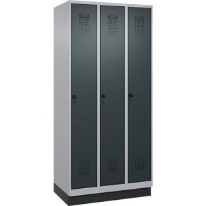 Kleiderspind C+P Evolo Plus, 3 Abteile, 300 mm Abteilbreite, mit Sockel, Anschlag rechts, B 900 x T 500 x H 1950 mm, Drehriegel, weißaluminium/anthrazitgrau