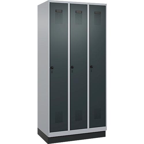 Kleiderspind C+P Evolo Plus, 3 Abteile, 300 mm Abteilbreite, mit Sockel, Anschlag rechts, B 900 x T 500 x H 1950 mm, Drehriegel, weißaluminium/anthrazitgrau