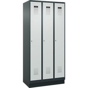 Kleiderspind C+P Evolo Plus, 3 Abteile, 300 mm Abteilbreite, mit Sockel, Anschlag rechts, B 900 x T 500 x H 1950 mm, Zylinder, anthrazitgrau/lichtgrau