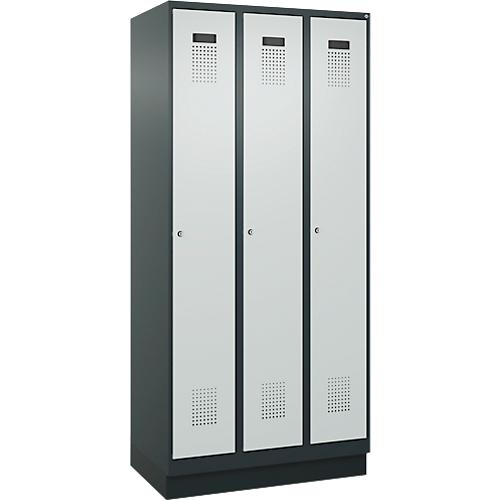 Kleiderspind C+P Evolo Plus, 3 Abteile, 300 mm Abteilbreite, mit Sockel, Anschlag rechts, B 900 x T 500 x H 1950 mm, Zylinder, anthrazitgrau/lichtgrau