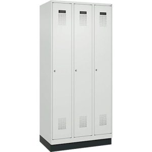Kleiderspind C+P Evolo Plus, 3 Abteile, 300 mm Abteilbreite, mit Sockel, Anschlag rechts, B 900 x T 500 x H 1950 mm, Zylinder, lichtgrau/lichtgrau