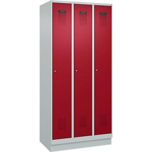 Kleiderspind C+P Evolo Plus, 3 Abteile, 300 mm Abteilbreite, mit Sockel, Anschlag rechts, B 900 x T 500 x H 1950 mm, Zylinder, lichtgrau/rubinrot