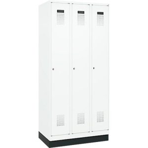Kleiderspind C+P Evolo Plus, 3 Abteile, 300 mm Abteilbreite, mit Sockel, Anschlag rechts, B 900 x T 500 x H 1950 mm, Zylinder, verkehrsweiß/verkehrsweiß
