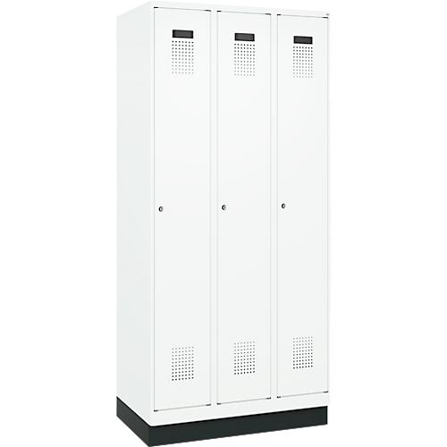 Kleiderspind C+P Evolo Plus, 3 Abteile, 300 mm Abteilbreite, mit Sockel, Anschlag rechts, B 900 x T 500 x H 1950 mm, Zylinder, verkehrsweiß/verkehrsweiß