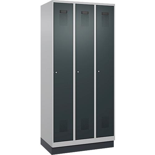 Kleiderspind C+P Evolo Plus, 3 Abteile, 300 mm Abteilbreite, mit Sockel, Anschlag rechts, B 900 x T 500 x H 1950 mm, Zylinder, weißaluminium/anthrazitgrau