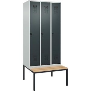 Kleiderspind C+P Evolo Plus, 3 Abteile, 300 mm Abteilbreite, mit untergebauter Sitzbank, B 900 x T 815 x H 2120 mm, Drehriegel, lichtgrau/anthrazitgrau
