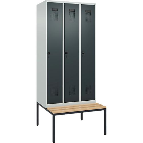 Kleiderspind C+P Evolo Plus, 3 Abteile, 300 mm Abteilbreite, mit untergebauter Sitzbank, B 900 x T 815 x H 2120 mm, Drehriegel, lichtgrau/anthrazitgrau