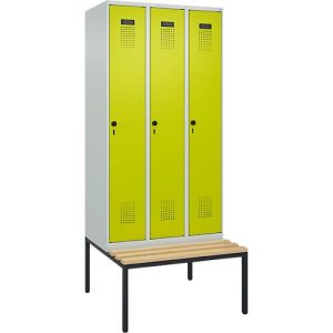 Kleiderspind C+P Evolo Plus, 3 Abteile, 300 mm Abteilbreite, mit untergebauter Sitzbank, B 900 x T 815 x H 2120 mm, Drehriegel, lichtgrau/clowngrün