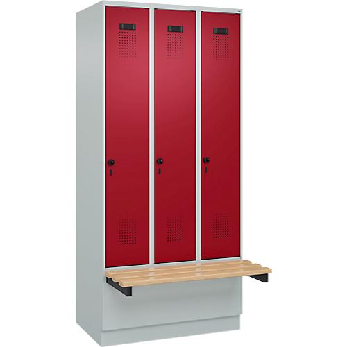 Kleiderspind C+P Evolo Plus, 3 Abteile à 300 mm Breite, Sockel, schwebende Sitzbank, B 900 x T 815 x H 1950 mm, Drehriegel, lichtgrau/rubinrot
