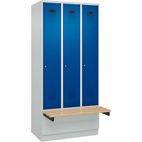 Kleiderspind C+P Evolo Plus, 3 Abteile à 300 mm Breite, Sockel, schwebende Sitzbank, B 900 x T 815 x H 1950 mm, Zylinder, lichtgrau/enzianblau