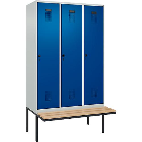 Kleiderspind C+P Evolo Plus, 3 Abteile à 400 mm Breite, schwebende Sitzbank, B 1200 x T 815 x H 2120 mm, Drehriegel, lichtgrau/enzianblau