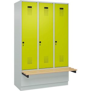 Kleiderspind C+P Evolo Plus, 3 Abteile à 400 mm Breite, Sockel, schwebende Sitzbank, B 1200 x T 815 x H 1950 mm, Drehriegel, lichtgrau/clowngrün