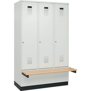 Kleiderspind C+P Evolo Plus, 3 Abteile à 400 mm Breite, Sockel, schwebende Sitzbank, B 1200 x T 815 x H 1950 mm, Zylinder, lichtgrau/lichtgrau