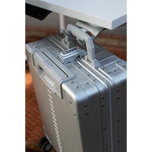Kofferhalter actiHook, für actiCase Koffer, bis 20 kg, 360° drehbar, Schraubverbindung, L 188 x B 120 x H 40 mm, Aluminium, silber Kofferhalter actiHook, für actiCase Koffer, bis 20 kg, 360° drehbar, Schraubverbindung, L 188 x B 120 x H 40 mm, Aluminium, silber